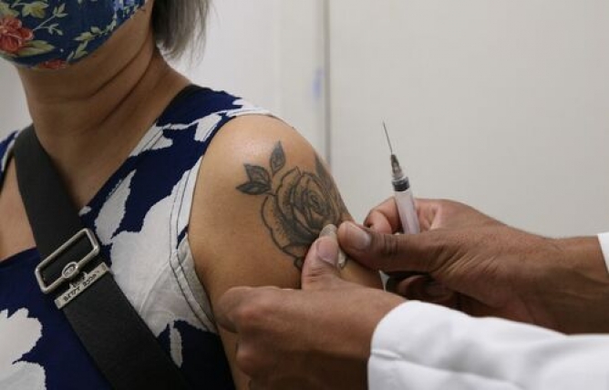 Imunizantes protegem contra novas variantes e ser&atilde;o aplicados em grupos priorit&aacute;rios a partir do dia 27 de fevereiro