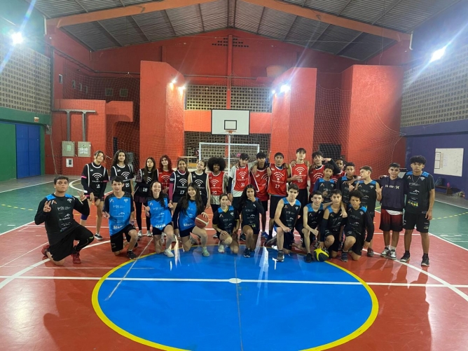 Alunos do Projeto Basquete.com dos núcleos de São Francisco do Sul e Joinville. 