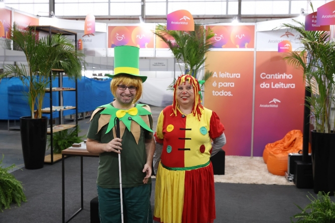 Colaboradores da AJIDEVI far&atilde;o Conta&ccedil;&atilde;o de Hist&oacute;rias no espa&ccedil;o inclusivo da ArcelorMittal na Feira do Livro de Joinville.