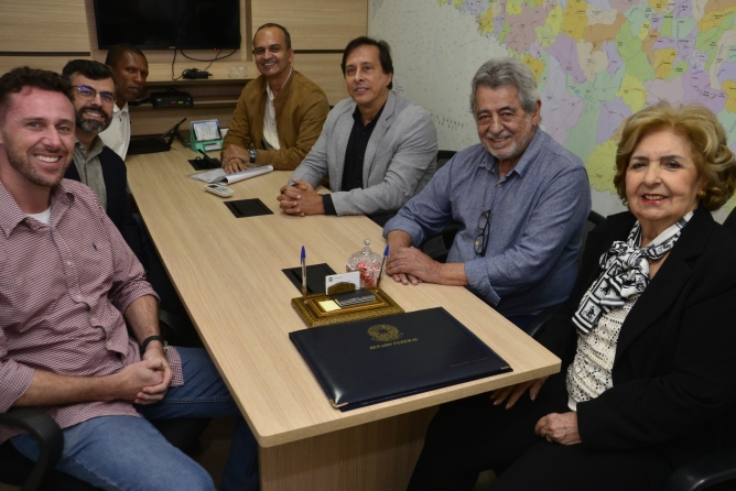 A senadora Ivete da Silveira recebeu em seu gabinete empres&aacute;rio e pol&iacute;ticos.