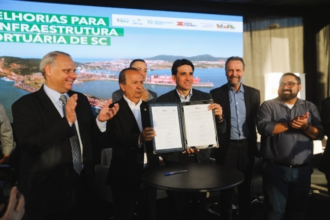 Dragagem da Ba&iacute;a Babitonga &eacute; autorizada em cerim&ocirc;nia com presen&ccedil;a do governador em S&atilde;o Francisco do Sul